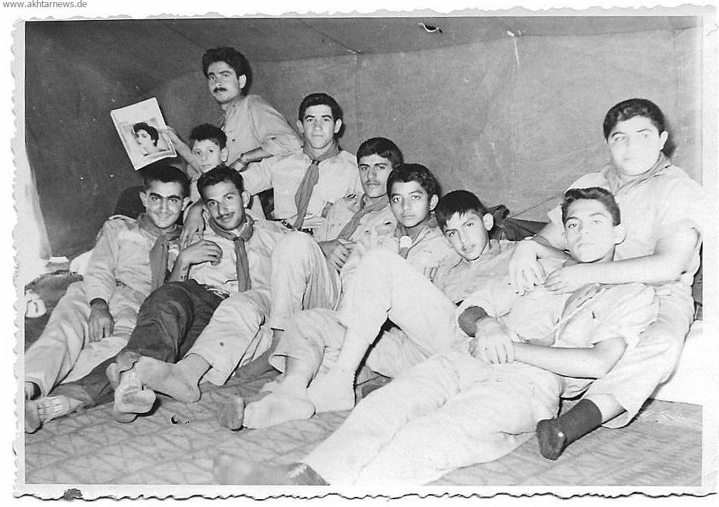 عکس یادگاری گروه پیشاهنگی مسجدسلیمان در چادر کمپ پیشاهنگی در تهران