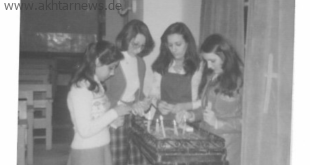 همسر آقای منصوریان و دوستان ارمنی در حین روشن کردن شمع در کلیسای نمره چهل