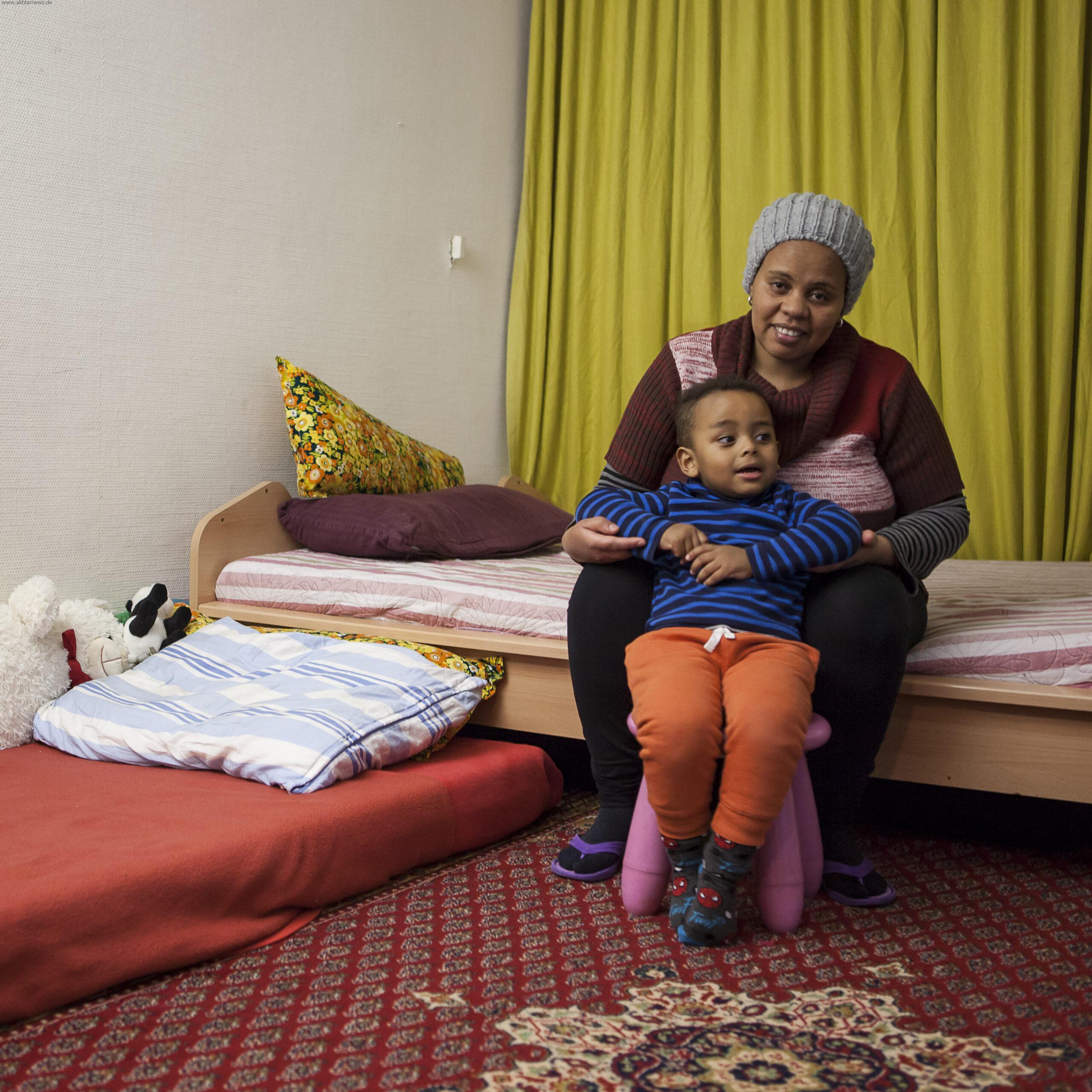 Eadum 37 ساله .اهل کشور اتیوپی . حدود 5 سال پیش از طریق دریا وارد اروپا شد و سپس در آلمان اعلام پناهندگی کرد . او هنوز در کمپی در شهر هاملبورگ زندگی میکند  او ازدواج کرده و پسری سه ساله دارد بنام بکا . او هم در این کمپ به دنیا آمد و زندگی میکند . 